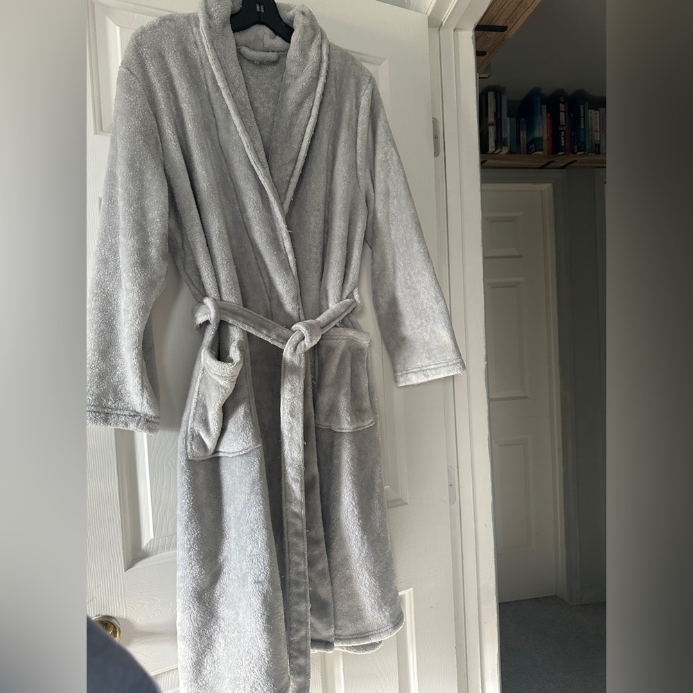 Cozy Gray Bathrobe with Shawl Collar and Plush Texture
